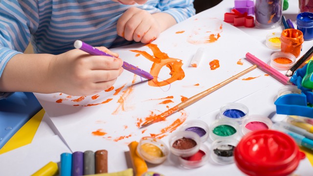 Ilustrasi anak mewarnai. Foto: Shutter Stock