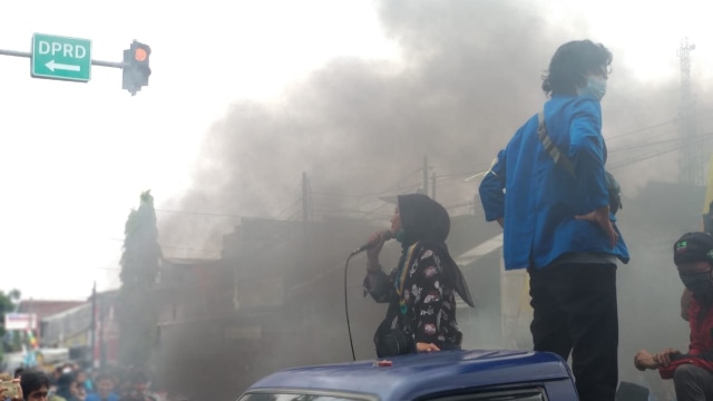 Demonstrasi menolak Omnibus Law di depan DPRD Tasikmalaya, Rabu (710).  Foto: Dok. Istimewa