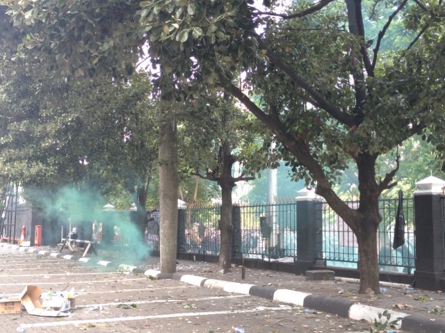 Aksi lempar batu saat demonstrasi Tolak Omnibus Law di Semarang, Jawa Tengah. Foto: Dok. Istimewa