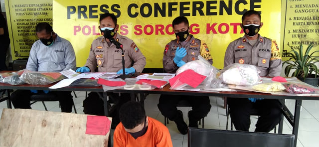 Kabid Humas Polda Papua Barat didampingi Kapolres Sorong Kota, saat memberikan keterangan pers terkait kasus tewasnya ponakan dari artis Edo Kondologit, Rabu (7/10), foto : Yanti