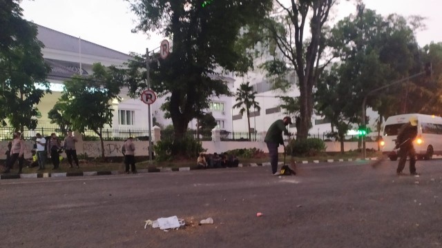 Sempat ricuh, pendemo di depan Gedung DPRD Jabar akhirnya membubarkan diri, Rabu (7/10). Foto: Rachmadi Rasyad/kumparan