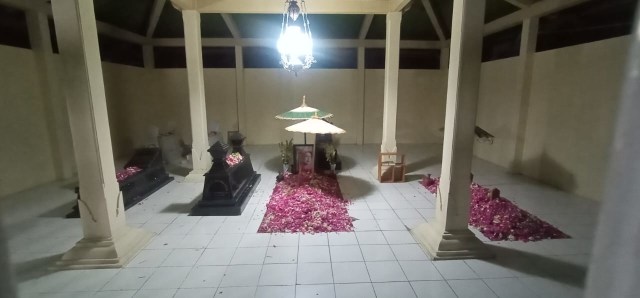 Jokowi nyekar ke makam ibunda di Karanganyar.  Foto: Dok. Istimewa