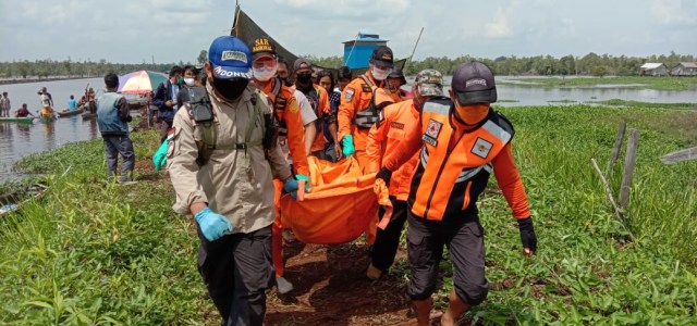 Jenazah korban saat dievakuasi dari TKP menuju Rumah Sakit dokter Doris Sylvanus Palangka Raya oleh para petugas.