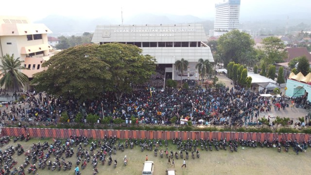 Aksi ribuan mahasiswa di Kantor DPRD Provinsi Lampung dalam menolak pengesahan RUU Cipta Kerja, Rabu (7/10) | Foto: Dimas Prasetyo/Lampung Geh
