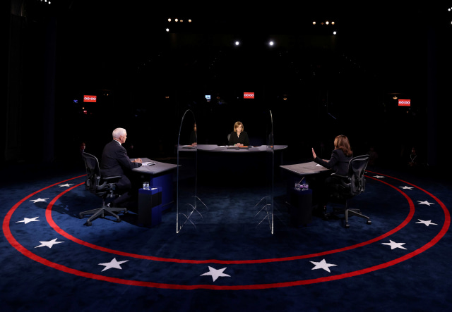 Wakil Presiden AS Mike Pence dan calon wakil presiden dari Partai Demokrat dan Senator AS Kamala Harris ambil bagian dalam debat wakil presiden tahun 2020. Foto: Justin Sullivan/Reuters