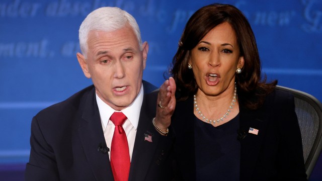 Calon wakil presiden dari Partai Demokrat, Senator Kamala Harris dan Wakil Presiden AS Mike Pence dalam debat kampanye wakil presiden AS 2020 di kampus Universitas Utah di Salt Lake City, Utah, AS, (7/10). Foto: REUTERS