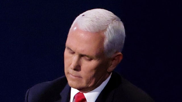 Seekor lalat hinggap di atas kepala Wakil Presiden AS Mike Pence dalam debat wakil presiden AS, di Universitas Utah, AS, (7/10). Foto: Justin Sullivan/Getty Images