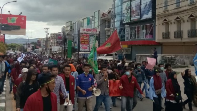 Ribuan mahasiswa yang tergabung dari berbagai elemen mulai bergerak turun ke jalan menuju gedung DPRD Sultra untuk menolak UU Cipta Kerja yang telah disahkan DPR RI. Foto: Didul/kendarinesia.