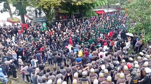 Massa demo mahasiswa yang menolak Omnibus Law di Kota Manado