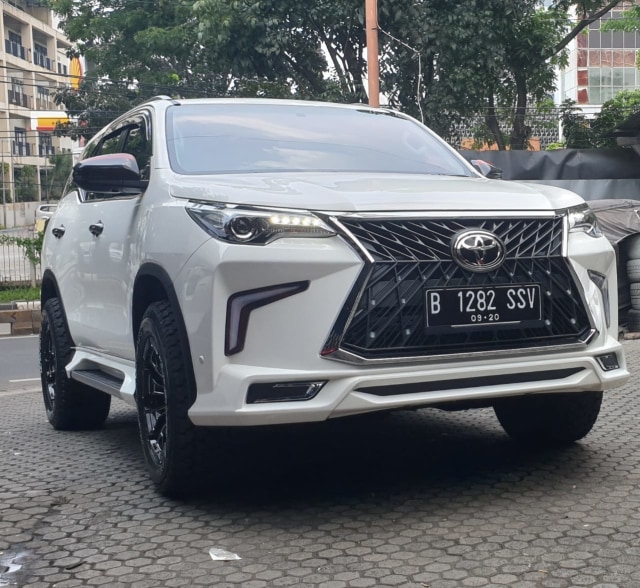 Modifikasi Toyota Fortuner jadi Lexus LX. Foto: dok. Dee Garage dari UFO Motorsport