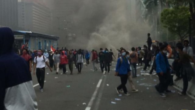 Massa aksi tolak Omnimbus Law bakar cone proyek MRT.  Foto: Dok. Istimewa