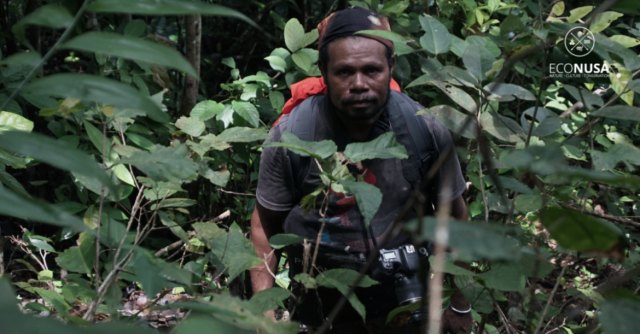 Seorang warga kampung di tengah hutan Saporkren. Foto: EcoNusa