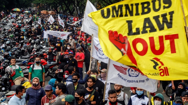 Gabungan aliansi buruh menggelar aksi unjuk rasa tolak Undang-undang Cipta Kerja atau Omnibus Law di Kantor Pemerintahan Daerah Kabupaten Bogor, Cibinong, Bogor, Jawa Barat, Kamis (8/10). Foto: Yulius Satria Wijaya/ANTARA FOTO