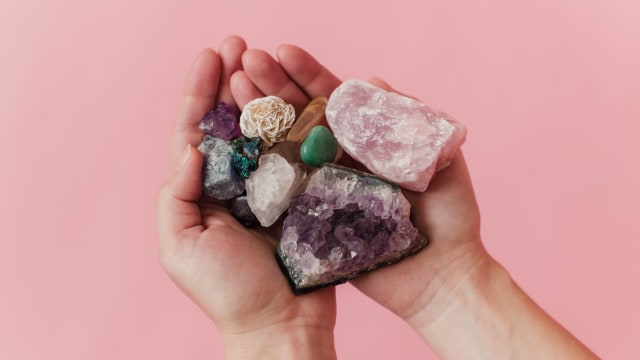 Ilustrasi jenis-jenis kristal. Foto: Shutterstock