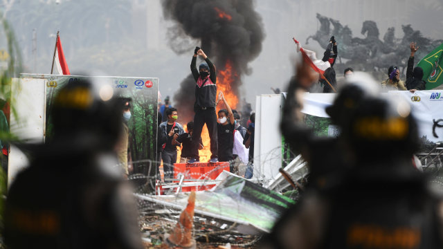 Suasana bentrokan antara demonstan dengan polisi saat aksi unjuk rasa menentang UU Omnibus Law Cipta Kerja di Jakarta, Kamis (8/10).  Foto: Akbar Nugroho Gumay/ANTARA FOTO