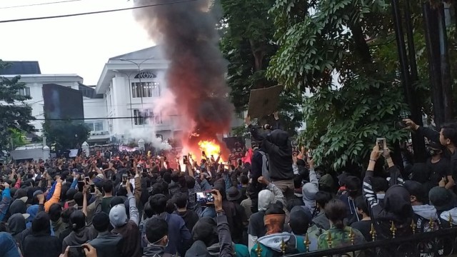 Pengunjuk rasa yang menolak pengesahan UU Omnibus Law Cipta Kerja membakar ban di depan Gedung DPRD Jawa Barat, Bandung, Kamis (8/10).  Foto: Rachmadi Rasyad/kumparan 