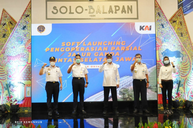 Menteri Perhubungan, Budi Karya Sumadi meresmikan jalur ganda Lintas Selatan Jawa di Stasiun Balapan Solo, Kamis (08/10) secara virtual