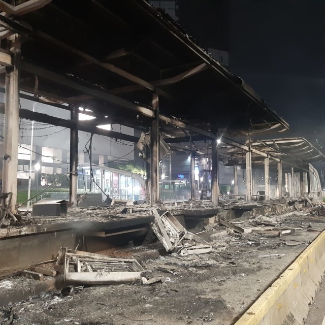 Gubernur DKI Jakarta Anies Baswedan meninjau halte Bundaran HI.  Foto: Dok. istimewa