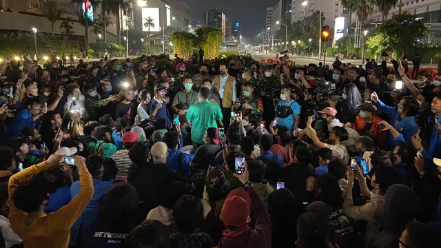 Anies-Pangdam-Kapolda di Bundaran HI menemui ratusan demonstran penolak UU Cipta Kerja. Foto: Dok. Istimewa