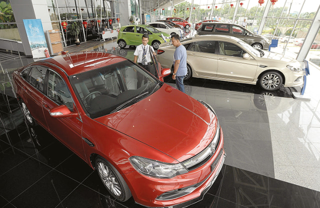 Pembebasan pajak penjualan mobil baru sampai 100 persen, untuk dorong industri otomotif. Foto: thestar.com.my