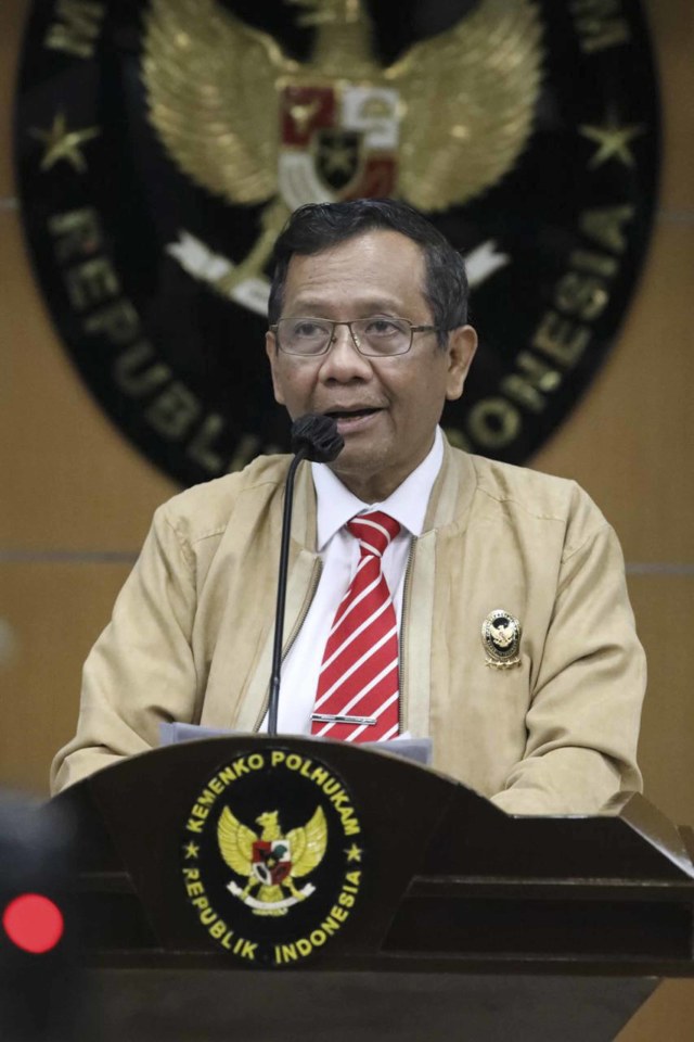 Menko Polhukam Mahfud MD memberikan pernyataan terkait situasi terkini pasca pengesahan UU Cipta Kerja oleh DPR.  Foto: Dok. Humas Kemenko Polhukam