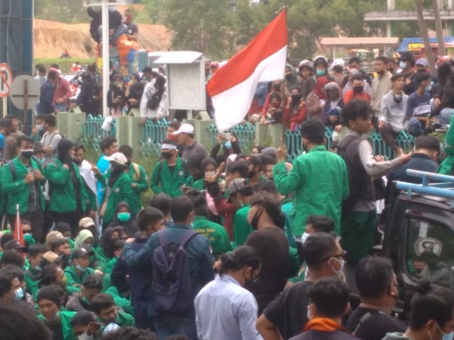 Aksi demonstrasi mahasiswa di Kota Batam menolak pengesahan UU Cipta Kerja. Foto: Rega/kepripedia.com