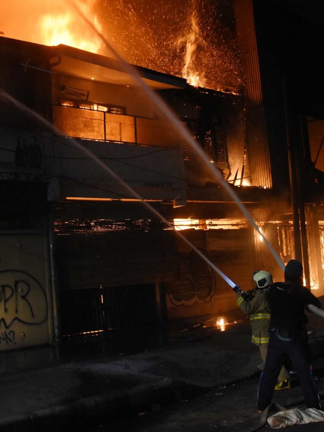 Kebakaran yang terjadi di bangunan bekas bioskop Grand Theater di kawasan Senen, Jakarta Pusat, Kamis (8/10) malam. Foto: Indrianto Eko Suwarso/Antara Foto