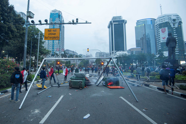 Sejumlah pengunjuk rasa menutup Jalan Medan Merdeka Selatan saat kericuhan unjuk rasa terjadi di Jakarta. Foto: Aditya Pradana Putra/Antara Foto