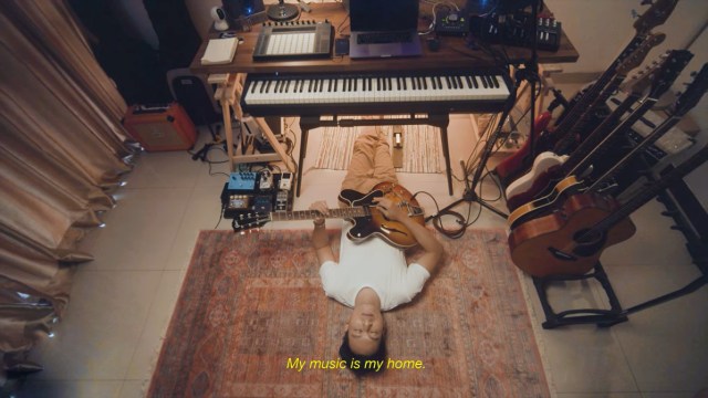Rendy pandugo memaknai musik sebagai rumahnya (dok. Youtube/Rendy Pandugo)