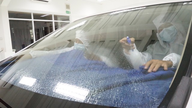 Ilustrasi pemasangan kaca film. Foto: dok. Istimewa.