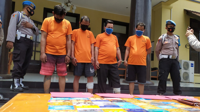Pelaku tindak pencurian dengan modus ganjal ATM di Bandung, dihadirkan saat rilis di Mapolrestabes Bandung, Kamis (8/10). Foto: Rachmadi Rasyad/kumparan