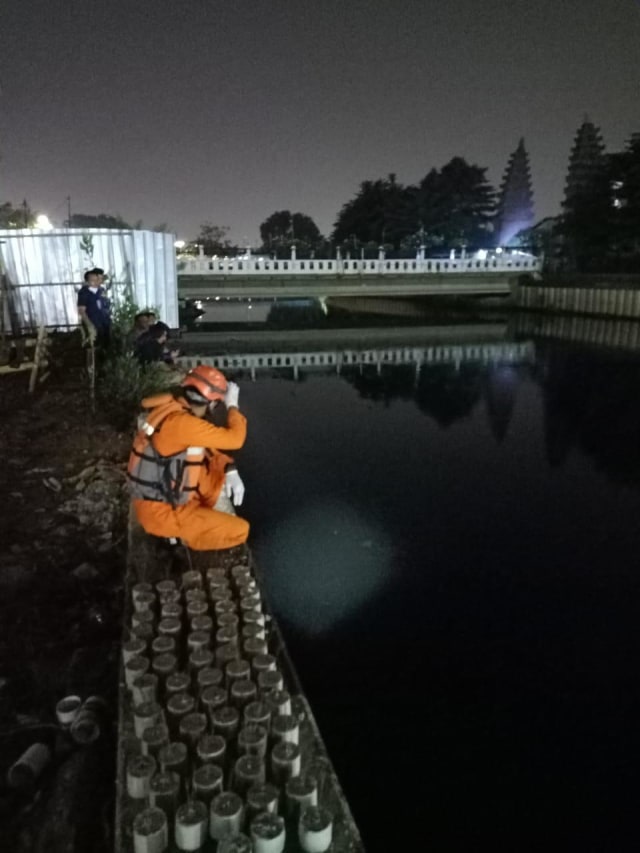 Evakuasi balita tenggelam di Duri Kosambi, Jakarta Barat. Foto: Dok. Istimewa