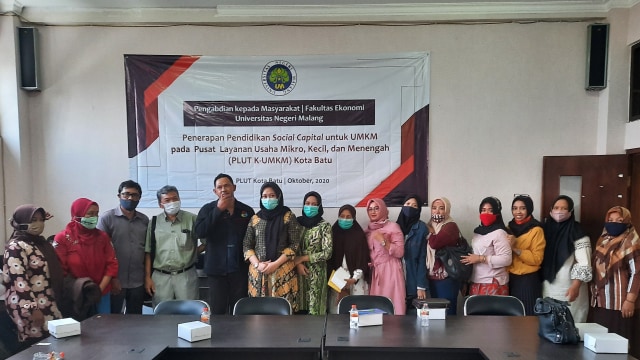 Foto bersama antara Tim Pengabdian, undangan dan peserta kegiatan