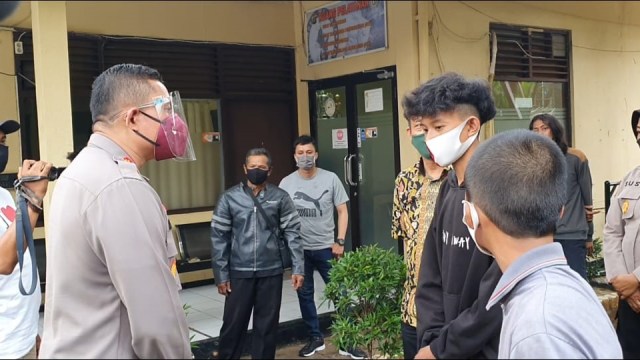 Sejumlah pelajar dari Depok yang hendak demo di Jakarta diamankan polisi, Jumat (9/10). Foto: Dok. Istimewa