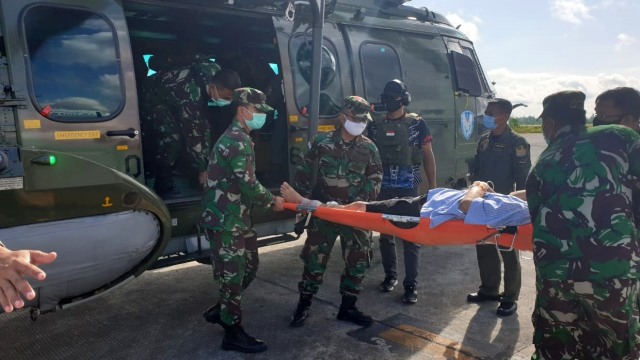 Sejumlah anggota TNI mengevakuasi anggota TGPF, yang tertembak di Papua, ke Jakarta. Foto: Dok. Istimewa