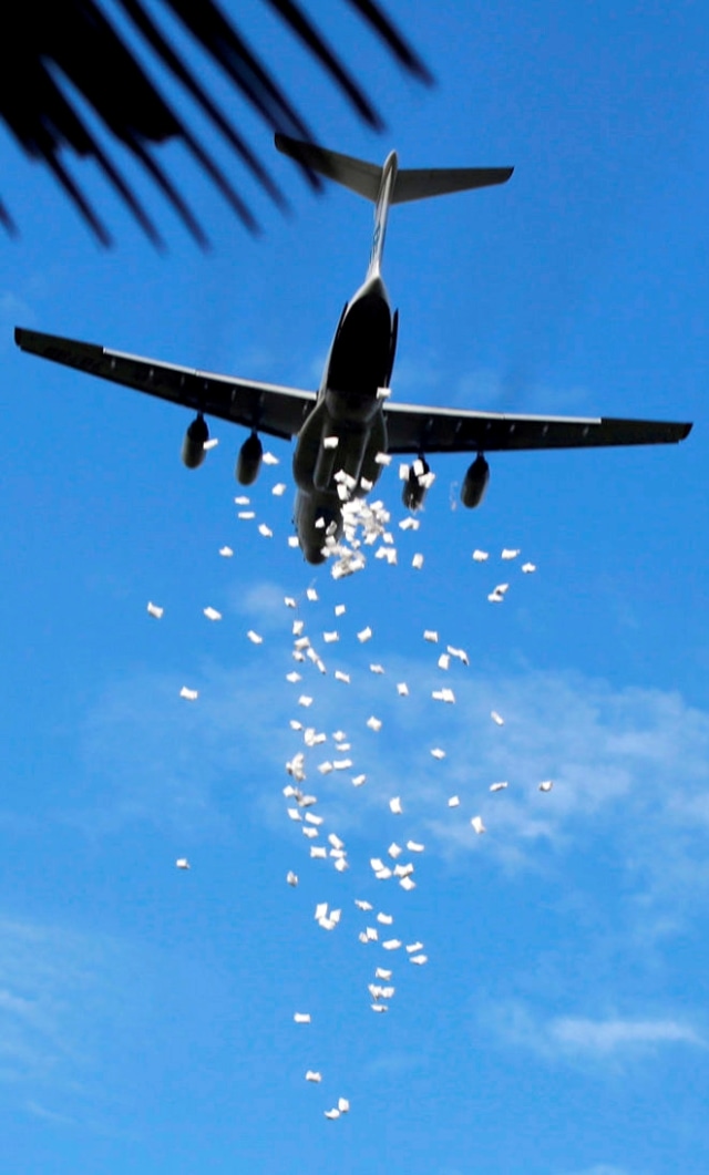 Pesawat Program Pangan Dunia (WFP) PBB melepaskan karung makanan di dekat kota Nyal, di Sudan Selatan 20 Agustus 2018. Foto: Andreea Campeanu/REUTERS