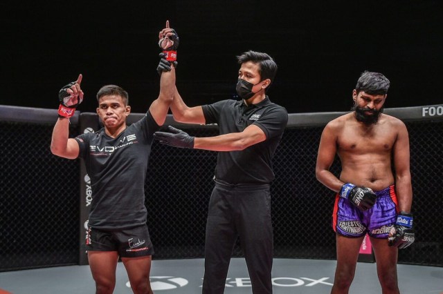 Eko Roni Saputra melanjutkan tren kemenangan usai mengalahkan Murugan Silvarajoo dalam laga seni bela diri campuran di Sigapura (ONE Championship)