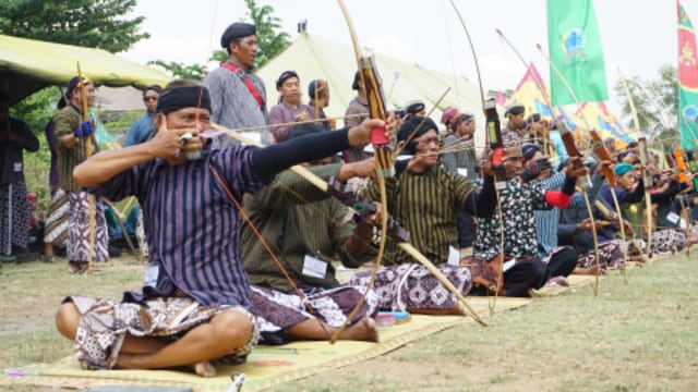 Jemparingan, olahraga memanah sambil duduk khas Mataram Yogyakarta. FOto: Sandra/Tugu Jogja.