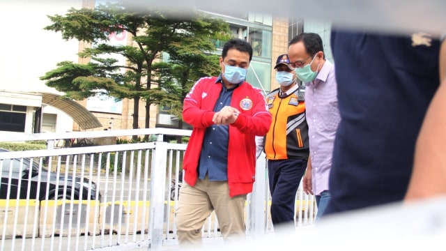 Wakil Gubernur Provinsi DKI Jakarta, Ahmad Riza Patria melakukan peninjauan sejumlah fasilitas umum yang rusak usai demo di Jakarta. Foto: PPID DKI JAKARTA