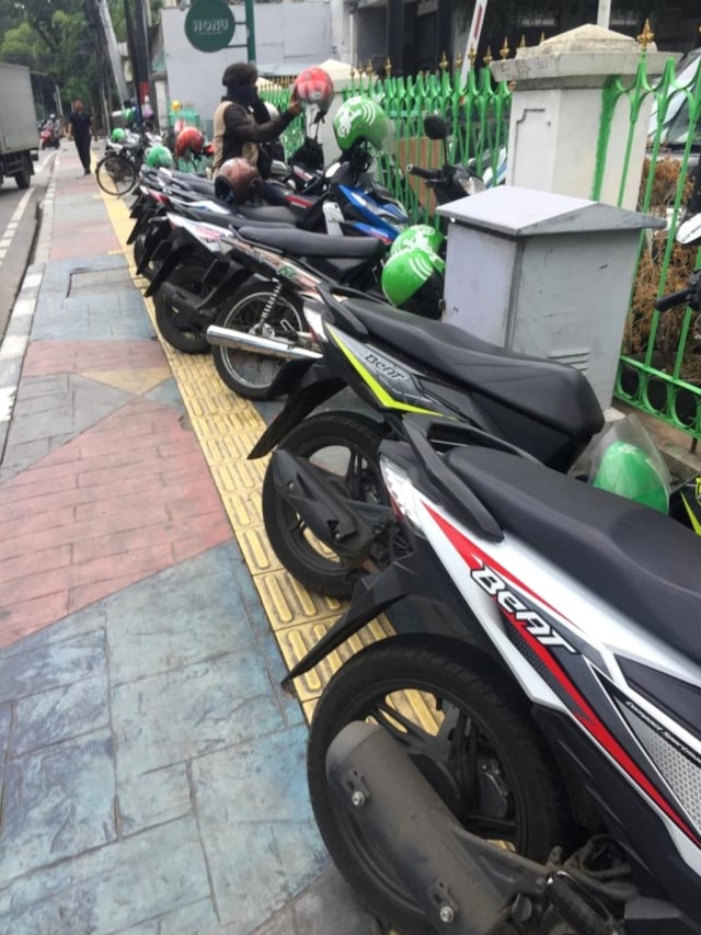 Sejumlah motor parkir di trotoar kawasan Sarinah, Jakarta Pusat. Foto: Andesta Herli Wijaya/kumparan