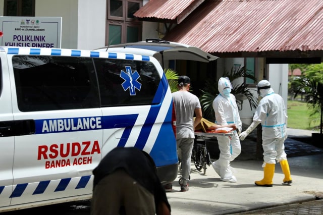 Petugas medis saat menerima pasien dengan gejala COVID-19 yang dibawa ke RSUDZA Banda Aceh, Sabtu (5/9). Foto: Suparta/acehkini