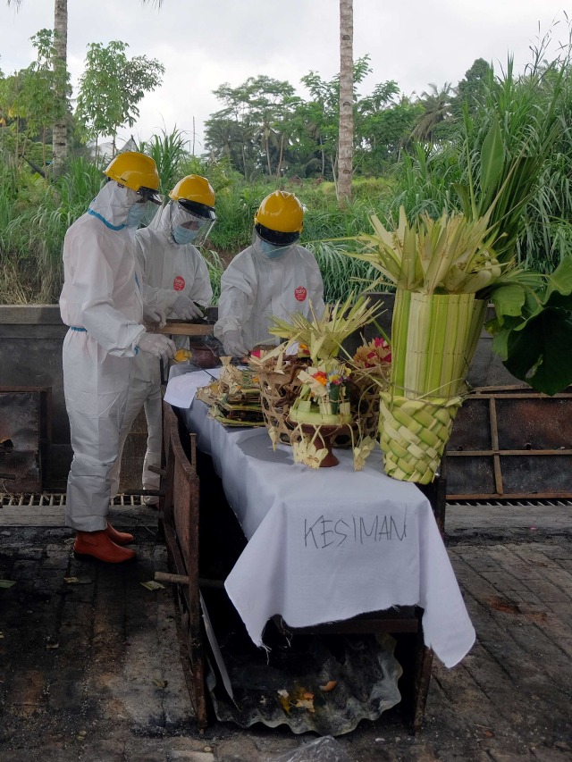 Petugas menyiapkan proses kremasi jenazah pasien COVID-19 di Krematorium Sagraha Mandra Kantha Santhi, Desa Bebalang, Bangli, Bali. Foto: Nyoman Hendra Wibowo/Antara Foto