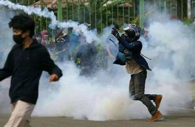 Pendemo menggunakan helm Arai RX-7X Nakasuga 21. Foto: dok. Istimewa
