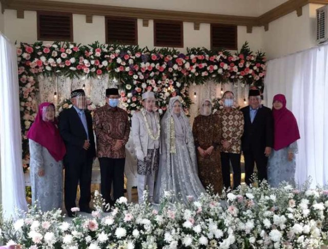 Walikota Jakarta Selatan (ke-3 dari kiri) dan Deputi Gubernur DKI Jakarta (ke-3 dari kanan) bersama kedua mempelai dan keluarga.