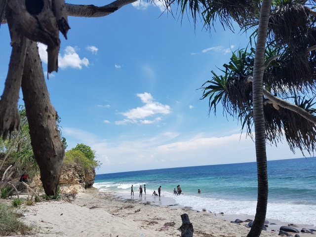 Foto : Para pengunjung tengah santai di pasi putih Liang Bala, Kelurahan Kota Ndora, Kecamatan Borong, Kabupaten Manggarai Timur, NTT, Sabtu (10/10/2020). 
