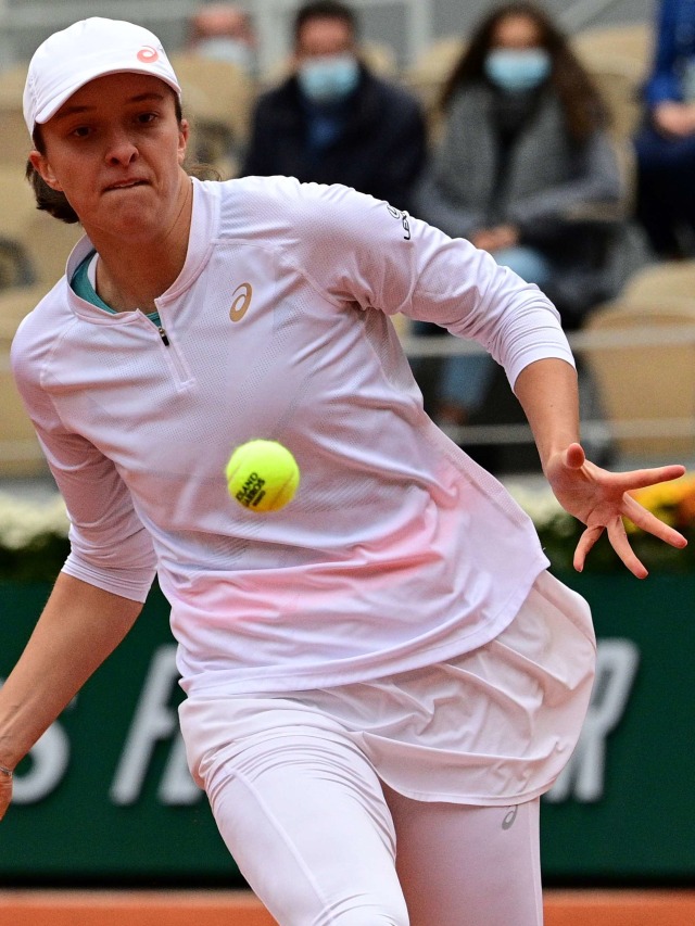 Iga Swiatek dari Polandia mengembalikan bola ke Sofia Kenin dari AS saat pertandingan tenis final tunggal putri di French Open 2020. Foto: Martin Bureau/ AFP