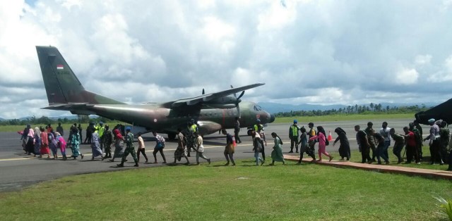 Simulasi warga Pulau Morotai saat dievakuasi oleh TNI AU ketika terjadi gempa bumi 7,1 mangnitudo. Foto: Irjan Rahaguna/cermat