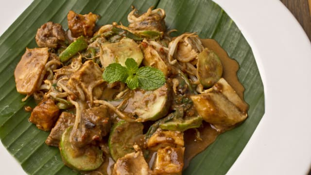 Rujak Cingur Kacang Mete. Sumber: Kumparan.com