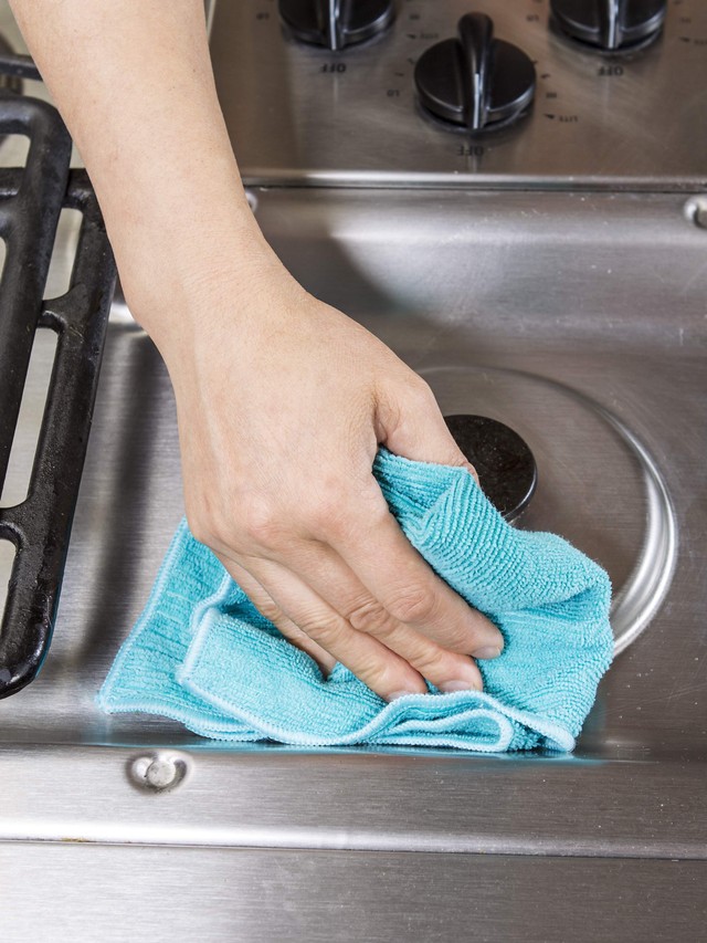 Ilustrasi membersihkan kompor gas. Foto: Shutter Stock