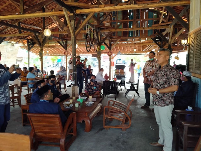 Seorang pengusaha konveksi di Cirebon, Jawa Barat, membuka warung kuliner bernuansa tempo dulu akibat usahanya terpuruk dampak Pandemi COVID-19. (Juan)